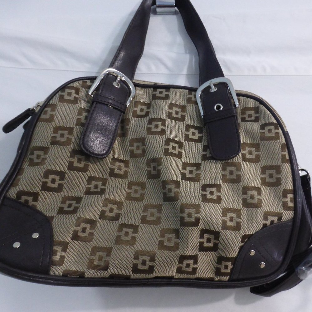 Brown handbag with snap fastener, removable handle